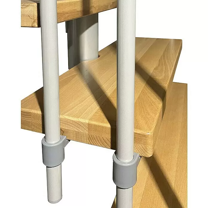 Atrium Mittelholmtreppe Dixi Vertical - Farbton Metall: RAL 9006, Breite: 80 cm, Buche, Gerade, Geschosshöhe: 222 cm - 300 cm - Helle Holz-Wendeltreppenstufen mit hellgrauen Metallstützen.