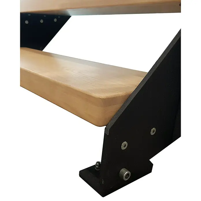 Atrium Wangentreppe Prosto - Farbton Metall: RAL 9005, Breite: 80 cm, Buche, Geschosshöhe: 274,5 cm - 285 cm - Nahaufnahme einer modernen Treppe mit Holzstufen und schwarzem Metallrahmen. Fokus auf Details und Konstruktion.