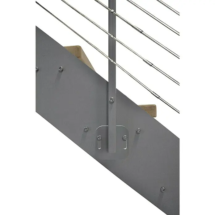 Atrium Wangentreppe Prosto - Farbton Metall: RAL 9006, Breite: 80 cm, Buche, Geschosshöhe: 274,5 cm - 285 cm - Detailaufnahme einer modernen Treppe mit Stahlseilgeländer und grauem Metallpaneel. Die klaren Linien und Schraubdetails betonen das minimalistische Design.