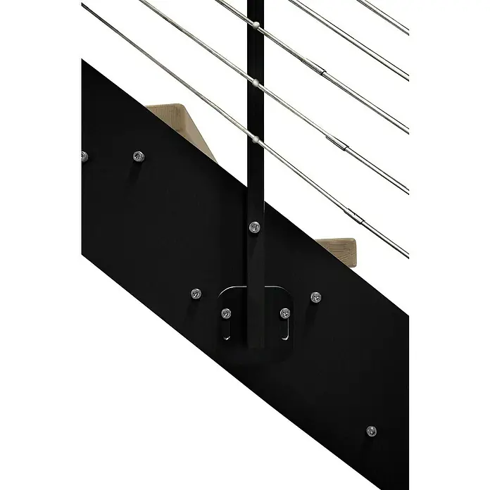 Atrium Wangentreppe Prosto - Farbton Metall: RAL 9005, Breite: 80 cm, Buche, Geschosshöhe: 274,5 cm - 285 cm - Detailaufnahme einer modernen Treppe mit schwarzem Geländer und Edelstahlseilen. Fokus auf die Befestigungselemente und das minimalistische Design.