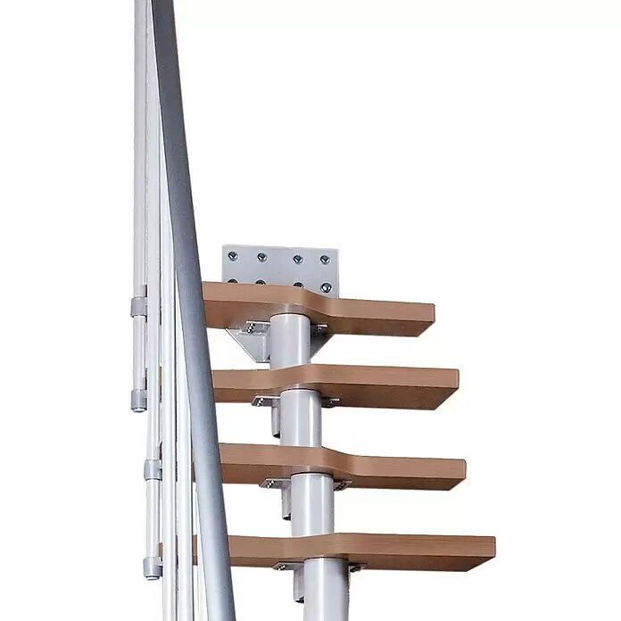 Atrium Raumspartreppe Mini - Farbton Metall: RAL 9006, Breite: 60 cm, Buche, Geschosshöhe: 222 cm - 300 cm - Detailaufnahme moderner Spindeltreppe mit hellen Holzstufen, weißer Mittelstange und silbernem Metallgeländer.