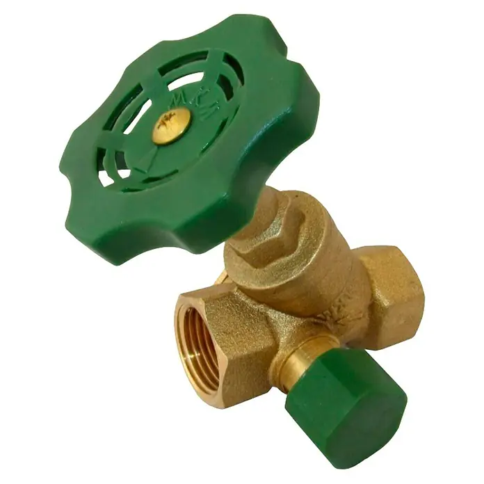 Schrägsitzventil - 1″, Mit Entleerung - Detailansicht eines Absperrventils aus Messing mit grünem Drehknopf und Endstück. Ideal für Gas- und Wasserleitungen.