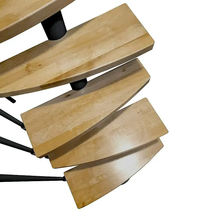 Atrium Raumspartreppe Mini Plus Vertical - Farbton Metall: RAL 9005, Breite: 60 cm, Buche, Geschosshöhe: 222 cm - 300 cm - Eine Nahaufnahme einer Wendeltreppe mit hellen Holzstufen und einem schlanken, schwarzen Geländer. Die Treppe wirkt modern und einladend.