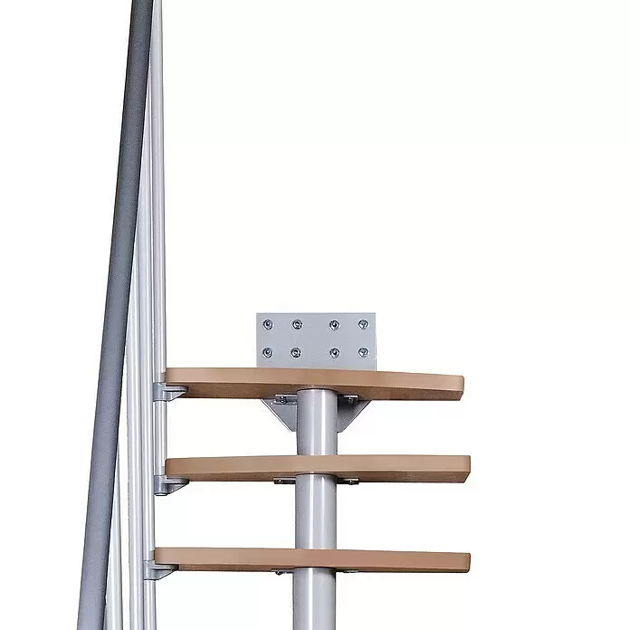 Atrium Raumspartreppe Mini Plus - Farbton Metall: RAL 9006, Breite: 60 cm, Buche, Geschosshöhe: 222 cm - 300 cm - Nahaufnahme eines modernen Wendeltreppensegments mit hellen Holzstufen, einer zentralen silbernen Metallstange und passenden Metallgeländern.