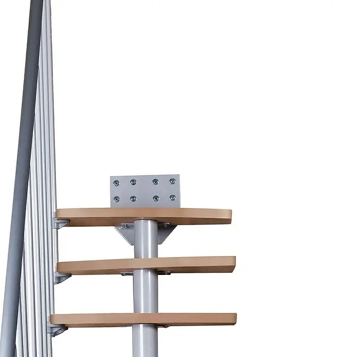 Atrium Raumspartreppe Mini Plus Vertical - Farbton Metall: RAL 9006, Breite: 60 cm, Buche, Geschosshöhe: 222 cm - 300 cm - Detailaufnahme einer Wendeltreppe mit Holzstufen und grauem Metallgeländer, das modernes Design und Funktionalität vereint.