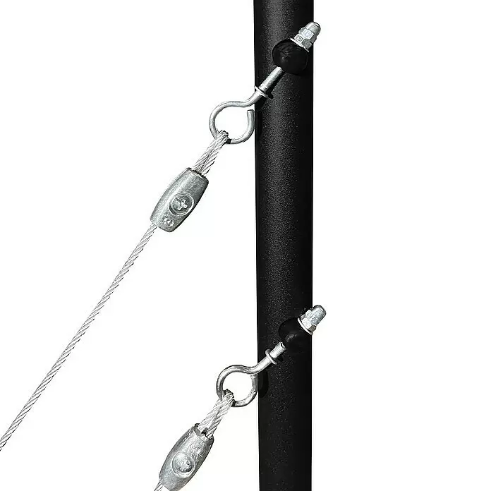 Atrium Raumspartreppe Mini Plus Linco - Farbton Metall: RAL 9005, Breite: 60 cm, Buche, Geschosshöhe: 222 cm - 300 cm - Metall-Drahtseil mit zwei Ösen, Klemmen und Gewindeverschlüssen an schwarzem Pfosten befestigt.