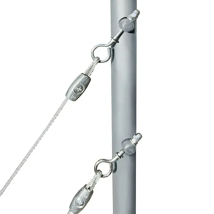 Atrium Raumspartreppe Mini Plus Linco - Farbton Metall: RAL 9006, Breite: 60 cm, Buche, Geschosshöhe: 222 cm - 300 cm - Nahaufnahme einer soliden Stahlstange mit Stahlseilen und Befestigungselementen, die für Stabilität und Haltbarkeit sorgen.