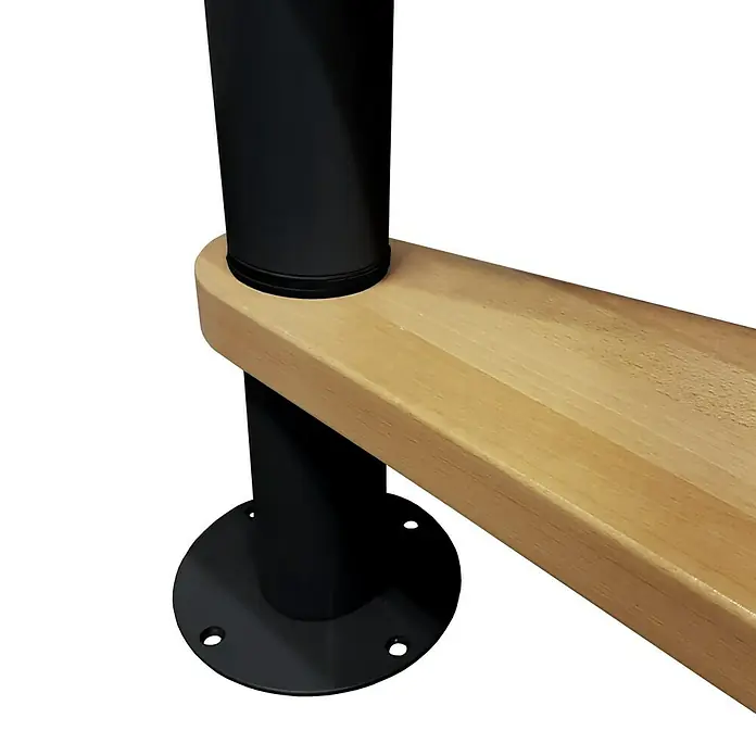 Atrium Spindeltreppe Novo - Farbton Metall: RAL 9005, Durchmesser: 160 cm, Buche, Geschosshöhe: 271,4 cm - 313,5 cm - Detailaufnahme einer Wendeltreppe mit Holzstufe und schwarzem Metallgeländer.