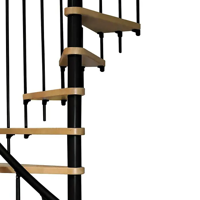 Atrium Spindeltreppe Novo - Farbton Metall: RAL 9005, Durchmesser: 160 cm, Buche, Geschosshöhe: 271,4 cm - 313,5 cm - Nahaufnahme einer Wendeltreppe mit Holzstufen und schwarzem Metallgeländer vor einem weißen Hintergrund.