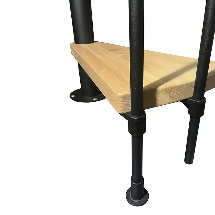 Atrium Spindeltreppe Novo - Farbton Metall: RAL 9005, Durchmesser: 160 cm, Buche, Geschosshöhe: 271,4 cm - 313,5 cm - Detailansicht einer stilvollen Treppenstufe aus Holz mit schwarzem Metallgestell, die modernes Design und Funktionalität vereint.