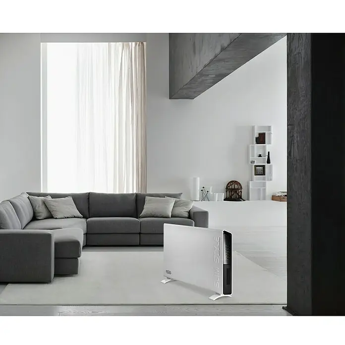 De'Longhi Convector HCX 9120E - Plateado/Negro - Elegante calefactor Slim Style que adorna una sala de estar moderna, combinando diseño y funcionalidad a la perfección.