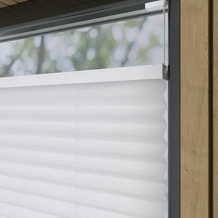 Expo Ambiente Plissee Thermo - B x H: 70 x 130 cm, Weiß - Nahaufnahme einer weißen Plissee-Jalousie im Fensterrahmen, die Licht filtert und Privatsphäre bietet.\n
