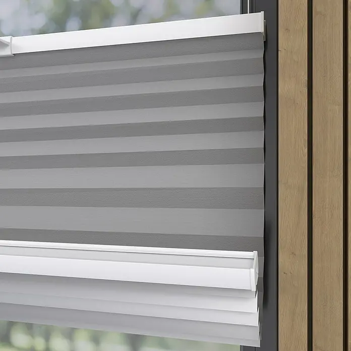 Expo Ambiente Plissee Thermo - B x H: 50 x 130 cm, Grau - Nahaufnahme von grauen, horizontalen Jalousien, die für Privatsphäre und Lichtkontrolle sorgen.
