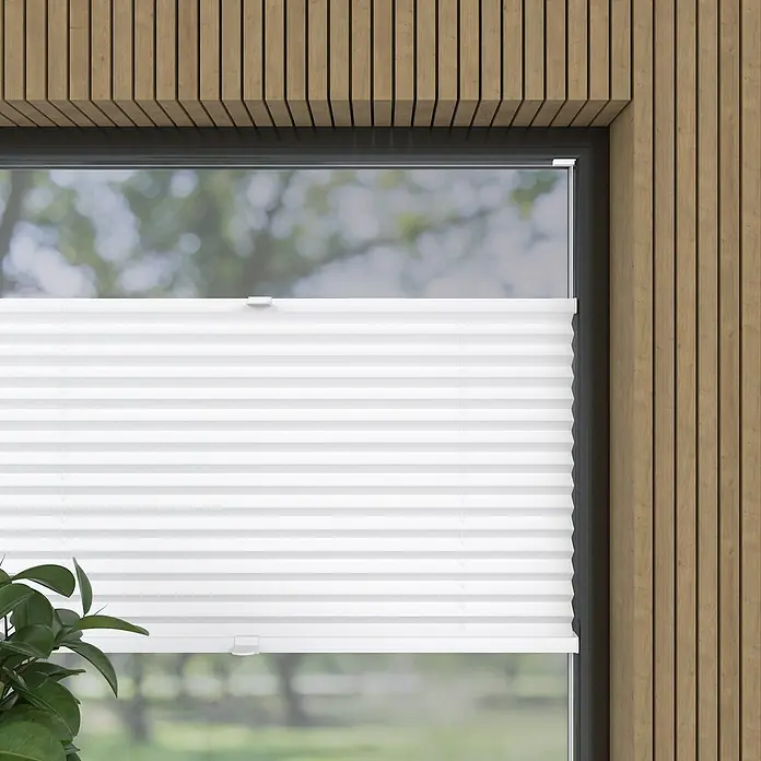 Expo Ambiente Plissee Thermo - B x H: 70 x 130 cm, Weiß - Nahaufnahme eines Fensters mit einem weißen Plissee-Rollo, das teilweise heruntergelassen ist, und einem hölzernen Rahmen.