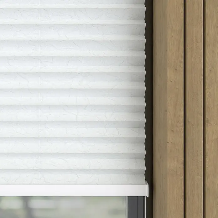 Expo Ambiente Plissee - B x H: 80 x 130 cm, Beige - Nahaufnahme einer weißen, plissierten Fensterabdeckung, die elegantes Design und Funktionalität vereint, um Privatsphäre und Lichtsteuerung zu bieten.