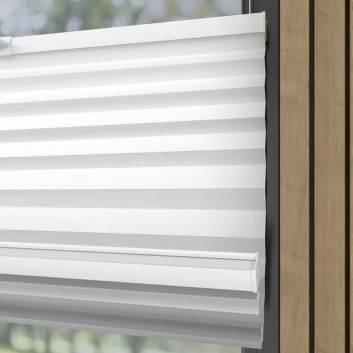 Expo Ambiente Plissee Thermo - B x H: 70 x 130 cm, Weiß - Nahaufnahme einer weißen, horizontalen Jalousie. Das Produkt sorgt für ein helles, sauberes Ambiente mit sanfter Lichtfilterung.