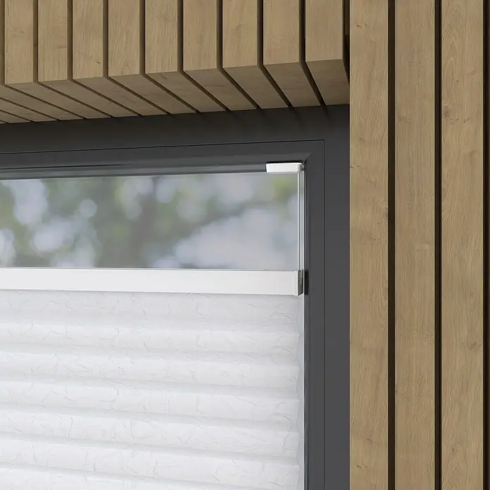 Expo Ambiente Plissee - B x H: 100 x 130 cm, Weiß - Nahaufnahme einer weißen Duo-Rollo-Fensterabdeckung, die eine elegante Möglichkeit bietet, Licht zu filtern und Privatsphäre zu gewährleisten.