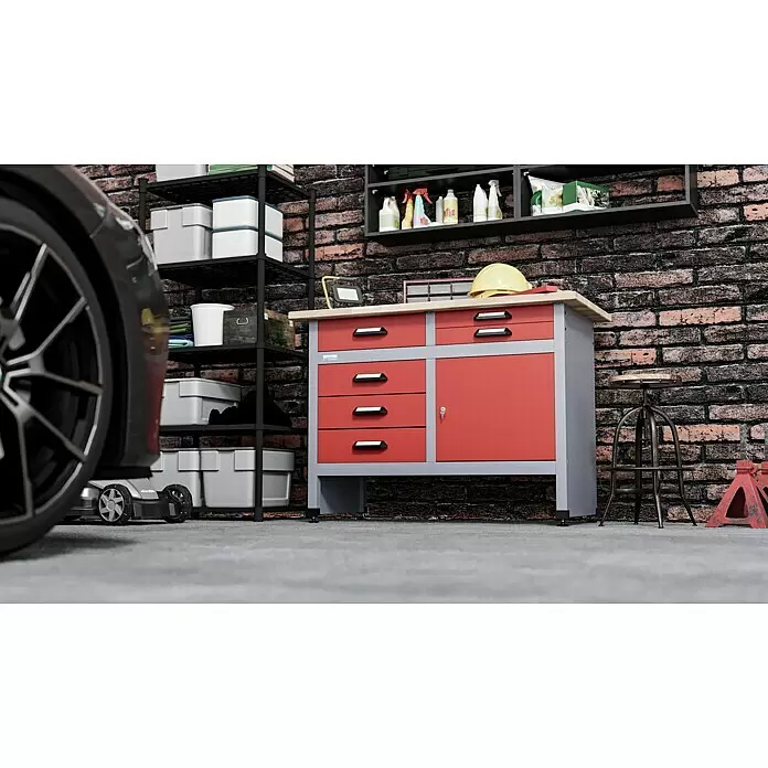 Küpper Werkbank - L x B: 60 x 120 cm, Arbeitshöhe: 84 cm, Belastbarkeit: 300 kg, Rot/Silbergrau - Roter und grauer Werkstattschrank mit mehreren Schubladen und Holzplatte, in einer gut ausgestatteten Garage.