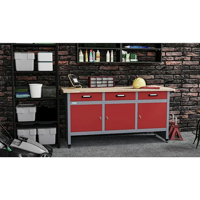 Küpper Werkbank - L x B: 60 x 170 cm, Arbeitshöhe: 84 cm, Belastbarkeit: 300 kg, Rot/Silbergrau - Eine Werkbank mit Schubladen und Schränken in einer Garage, die zusätzlichen Stauraum bietet, um Werkzeuge und Geräte ordentlich zu organisieren.