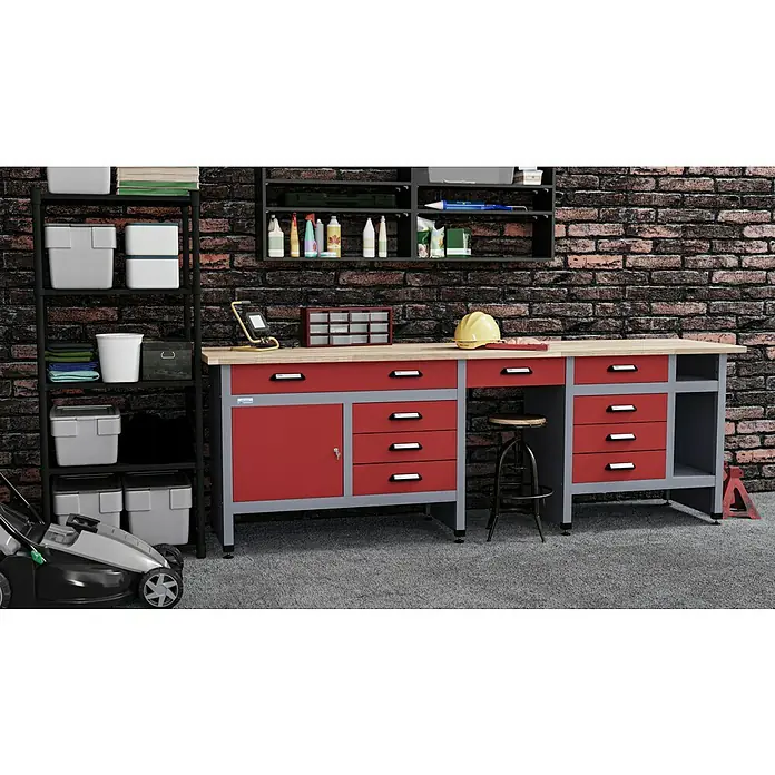 Küpper Werkbank - L x B: 60 x 240 cm, Arbeitshöhe: 84 cm, Belastbarkeit: 300 kg, Rot/Silbergrau - Werkbank mit Schubladen, Ablageflächen, Werkzeug und einem Rasenmäher für die Gartenarbeit im Hintergrund.