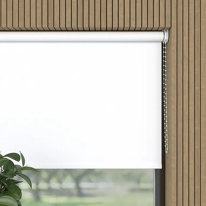 Expo Ambiente Verdunkelungsrollo - B x H: 140 x 190 cm, Weiß, Uni - Eine Nahaufnahme eines weißen Rollos vor einer Holzwand, das teilweise die Aussicht nach draußen verdeckt und Privatsphäre bietet.
