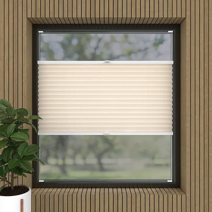 Expo Ambiente Plissee Leinen - B x H: 60 x 130 cm, Leinen - Fenster mit beigefarbenen Faltstores, die für Privatsphäre und Lichtsteuerung sorgen. Die Holzpaneele umrahmen das Fenster und bilden einen attraktiven Hintergrund.