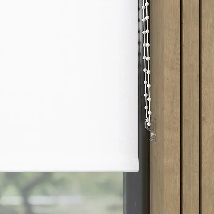 Expo Ambiente Verdunkelungsrollo - B x H: 140 x 190 cm, Weiß, Uni - Nahaufnahme einer weißen Rollo-Jalousie an einem Fenster mit einer Zugschnur. Die Jalousie ist teilweise heruntergelassen und verdeckt den Ausblick.