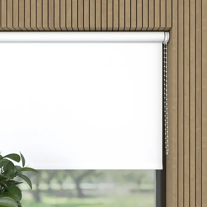 Expo Ambiente Verdunkelungsrollo - B x H: 140 x 190 cm, Weiß, Uni - Eine weiße Rollladenjalousie vor einem Fenster mit Blick auf eine grüne Landschaft, perfekt für Sichtschutz und Lichtregulierung.