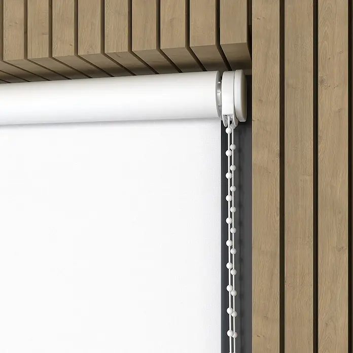 Expo Ambiente Verdunkelungsrollo - B x H: 140 x 190 cm, Weiß, Uni - Detailaufnahme einer weißen Rolljalousie mit Kette, die an einer modernen Holzvertäfelung angebracht ist, für Fensterdekoration.