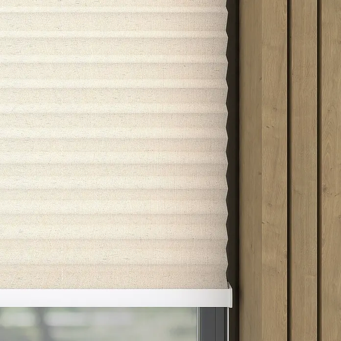Expo Ambiente Plissee Leinen - B x H: 60 x 130 cm, Leinen - Detailaufnahme einer beigen Plissee-Jalousie neben einer Holzpaneelwand, die für Privatsphäre und Lichtsteuerung sorgt.