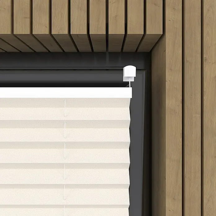 Plissee Basic VS Thermo - B x H: 45 x 130 cm, Altweiß, Verdunkelnd - Nahaufnahme eines beigen Faltstores an einem Fenster, der für sanftes, gedämpftes Licht sorgt und eine moderne Ästhetik bietet.