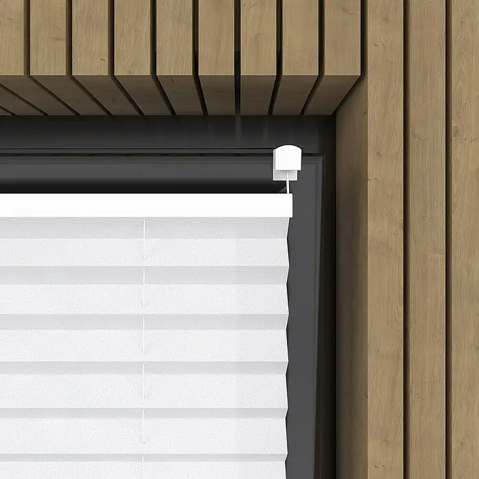 Plissee Basic VS TL - B x H: 75 x 130 cm, Weiß - Nahaufnahme einer weißen, gefalteten Jalousie vor einem Fenster mit Holzrahmen und Deckenpaneelen.