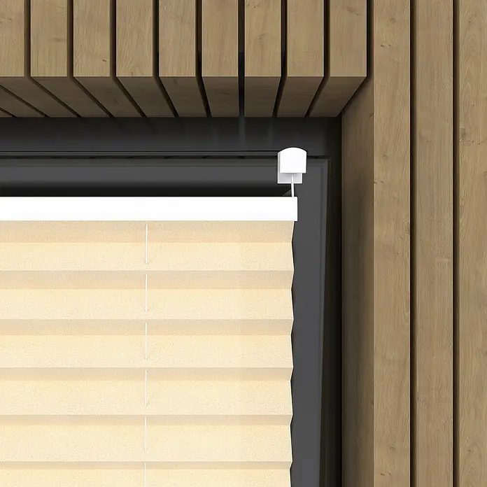 Plissee Basic VS TL - B x H: 60 x 130 cm, Creme - Nahaufnahme einer beigefarbenen, gefalteten Jalousie an einem Fenster mit Holzrahmen, die ein modernes und stilvolles Designelement zeigt.