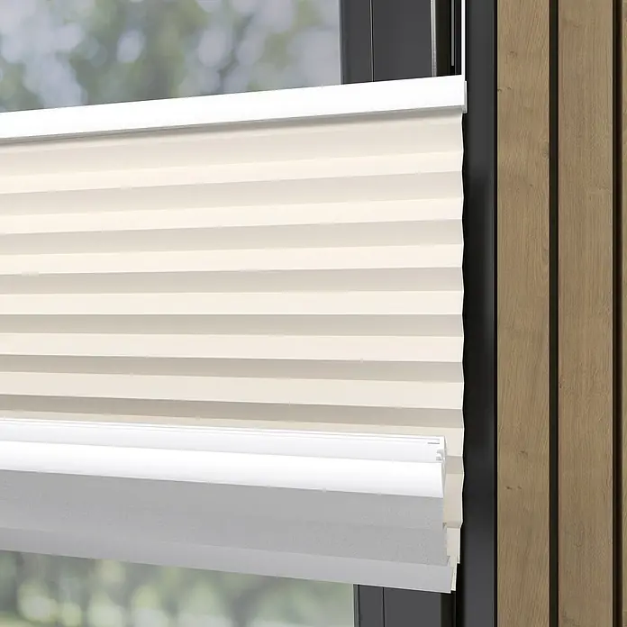 Plissee Basic VS Thermo - B x H: 45 x 130 cm, Altweiß, Verdunkelnd - Nahaufnahme einer zellularen Fensterabdeckung in einem modernen Haus, die eine elegante und energieeffiziente Fensterlösung darstellt.