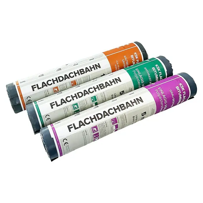 Bitumendachbahn KSK Flachdachbahn - Schiefer Anthrazit, Selbstklebend - Nahaufnahme von drei Rollen Flachdachbahn, einem Abdichtungsmaterial für Flachdächer in verschiedenen Farben und Ausführungen.