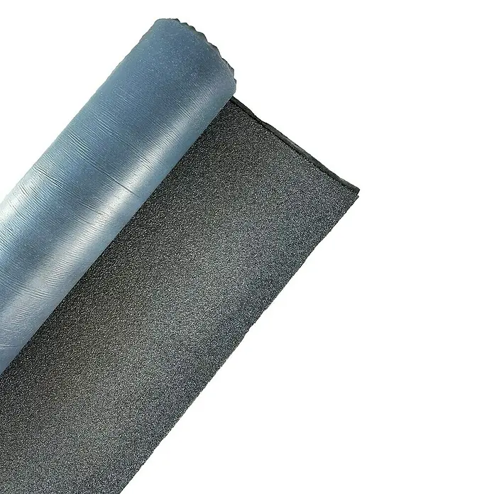Bitumendachbahn KSK Flachdachbahn - Schiefer Anthrazit, Selbstklebend - Bild eines Rollen Dachpappe, ideal für Dacharbeiten. Es zeigt die Textur und Materialbeschaffenheit.