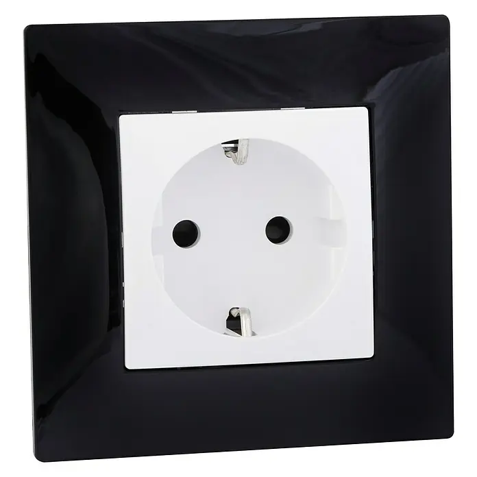 BJC Viva Enchufe - Blanco, Plástico, Colocar - Enchufe con marco negro para uso en interiores. El enchufe es blanco y tiene dos orificios.