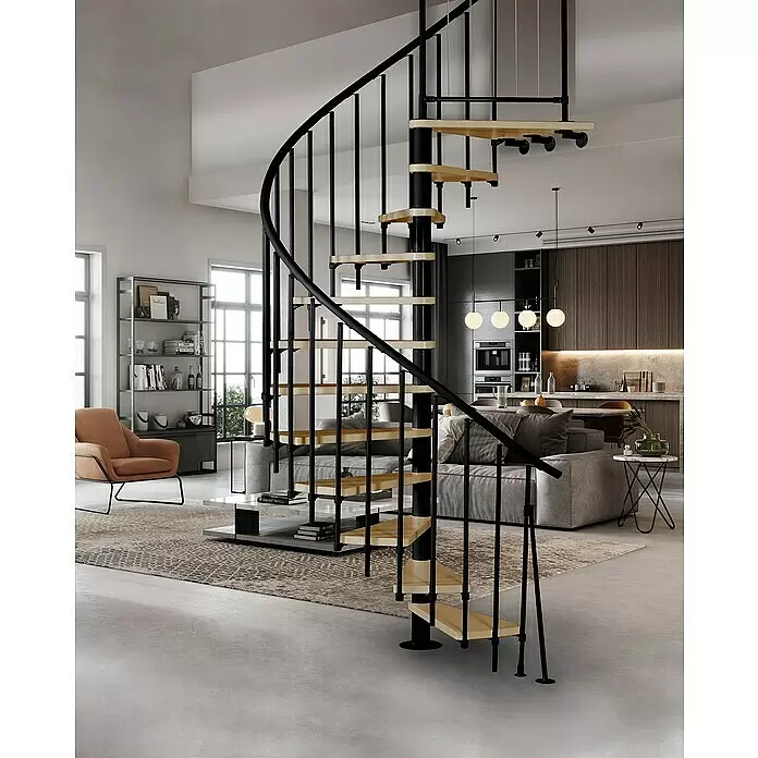Atrium Spindeltreppe Novo - Farbton Metall: RAL 9005, Durchmesser: 160 cm, Buche, Geschosshöhe: 271,4 cm - 313,5 cm - Schwarze Wendeltreppe mit hellen Holzstufen in einem modernen offenen Wohn- und Küchenbereich.