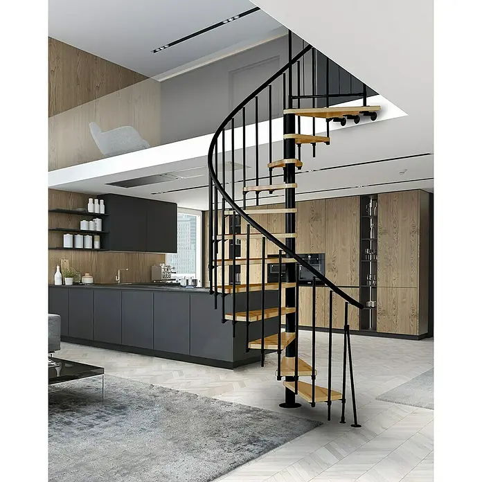 Atrium Spindeltreppe Novo - Farbton Metall: RAL 9005, Durchmesser: 160 cm, Buche, Geschosshöhe: 271,4 cm - 313,5 cm - Eine elegante Wendeltreppe mit schwarzen Geländern und Holzstufen fügt sich nahtlos in ein modernes Küchendesign ein.