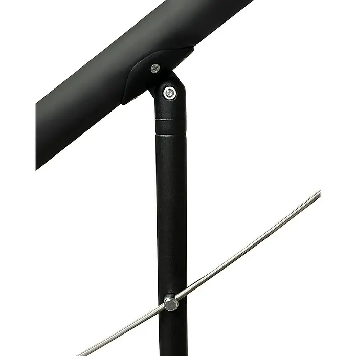 Atrium Spindeltreppe Solo Vertical - Farbton Metall: RAL 9005, Durchmesser: 120 cm, Stahl, Geschosshöhe: 264 cm - 286 cm - Detailaufnahme eines schwarzen Treppengeländers aus Metall mit silbernen Akzenten.