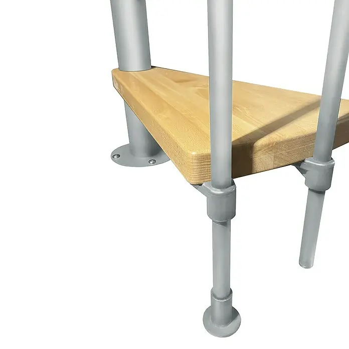 Atrium Spindeltreppe Novo - Farbton Metall: RAL 9006, Durchmesser: 140 cm, Buche, Geschosshöhe: 271,4 cm - 313,5 cm - Detailaufnahme einer Wendeltreppe mit Holzstufe und silberfarbenen Metallstützen. Die Konstruktion wirkt stabil und modern.