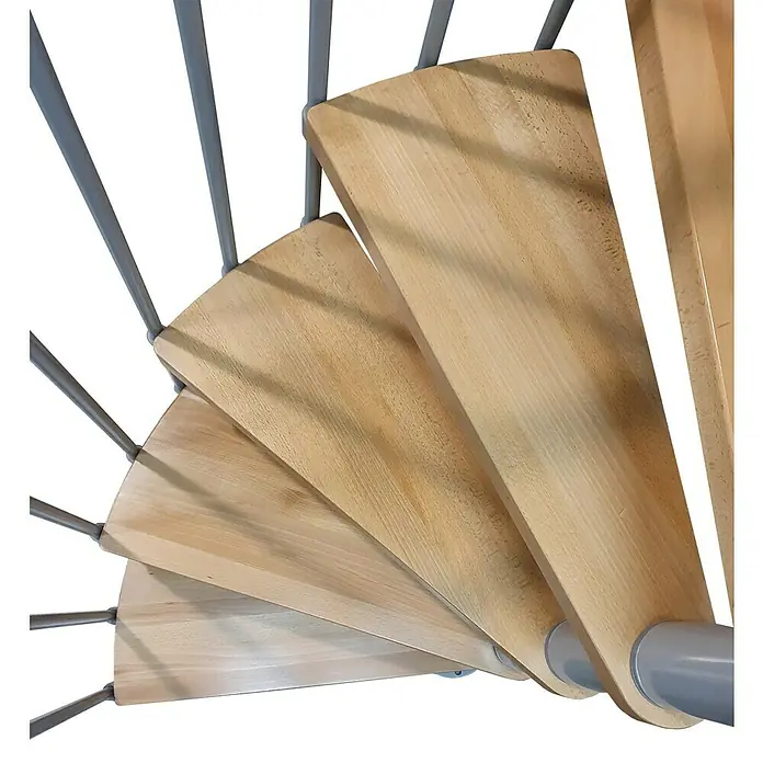 Atrium Spindeltreppe Novo - Farbton Metall: RAL 9006, Durchmesser: 140 cm, Buche, Geschosshöhe: 271,4 cm - 313,5 cm - Aufnahme von oben einer Wendeltreppe mit Holzstufen und grauem Geländer, die die elegante Konstruktion und das Design der Treppe hervorhebt.