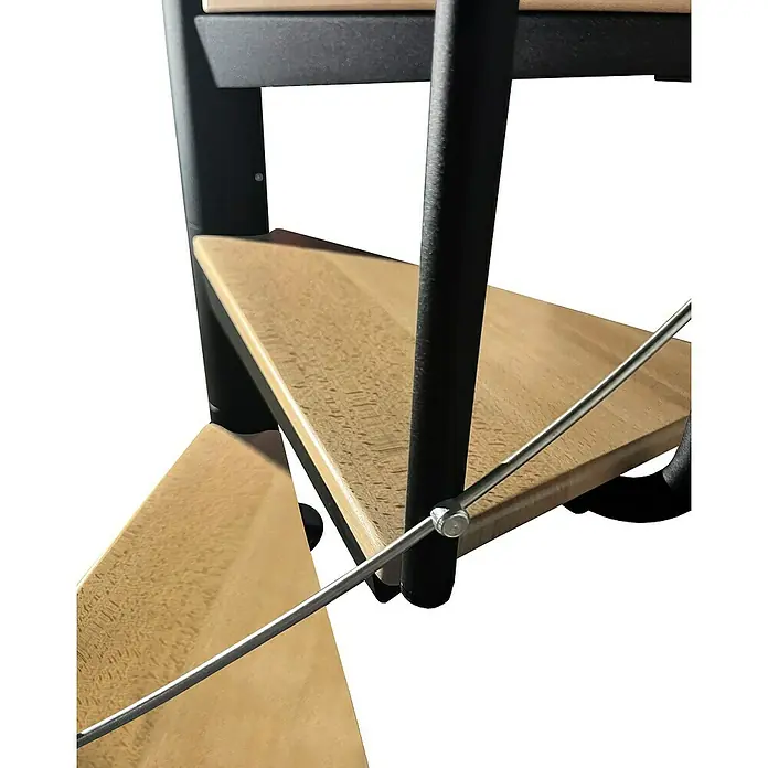 Atrium Spindeltreppe Solo Vertical - Farbton Metall: RAL 9005, Durchmesser: 120 cm, Stahl, Buche, Geschosshöhe: 264 cm - 286 cm - Nahaufnahme einer Treppe mit Holzstufen und einem schwarzen Metallgeländer, das ein modernes und stilvolles Design zeigt.