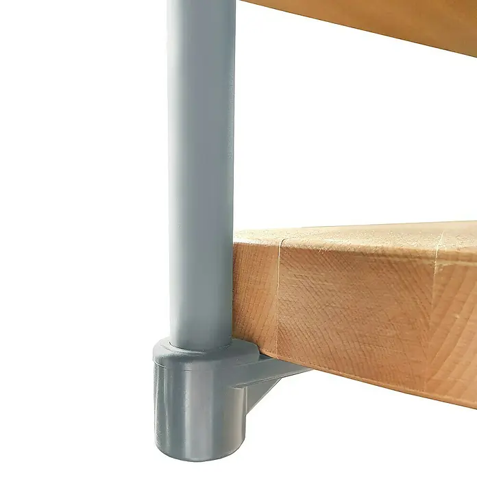 Atrium Spindeltreppe Novo - Farbton Metall: RAL 9006, Durchmesser: 140 cm, Buche, Geschosshöhe: 271,4 cm - 313,5 cm - Detailaufnahme eines Holzregals mit einer stabilen, grauen Metallsäule zur Unterstützung. Ideal für moderne Einrichtungen.