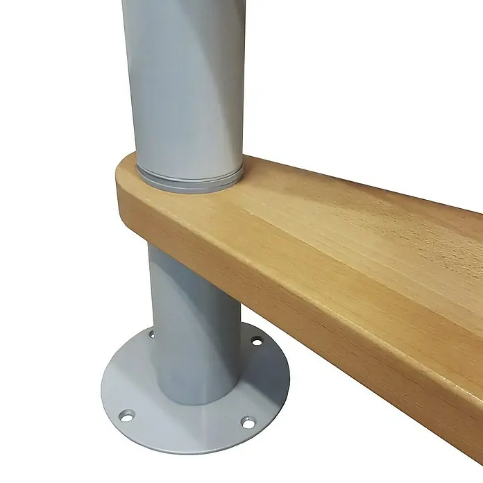 Atrium Spindeltreppe Novo - Farbton Metall: RAL 9006, Durchmesser: 140 cm, Buche, Geschosshöhe: 271,4 cm - 313,5 cm - Detailaufnahme einer Wendeltreppe mit Holzstufe und grauem Metallpfosten. Die Stufe ist hellbraun, der Pfosten stabil und modern.