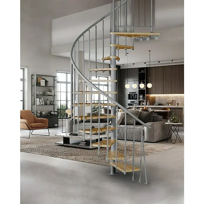 Atrium Spindeltreppe Novo - Farbton Metall: RAL 9006, Durchmesser: 140 cm, Buche, Geschosshöhe: 271,4 cm - 313,5 cm - Eine elegante Wendeltreppe aus Metall und Holz ist das Highlight des modern eingerichteten Wohnraums und führt ins Obergeschoss.