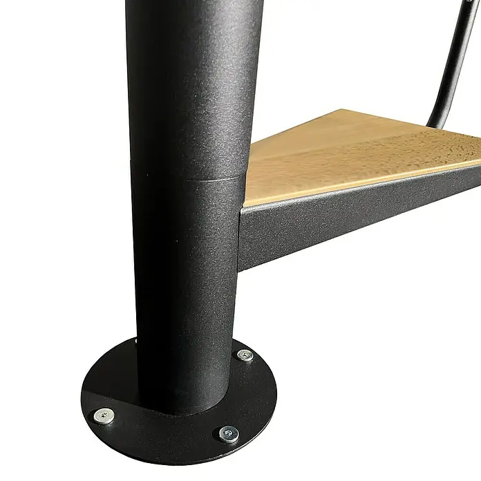 Atrium Spindeltreppe Solo Vertical - Farbton Metall: RAL 9005, Durchmesser: 120 cm, Stahl, Buche, Geschosshöhe: 264 cm - 286 cm - Detailansicht einer schwarzen Metalltreppe mit einer hellen Holzstufe, die Stabilität und modernes Design vereint.