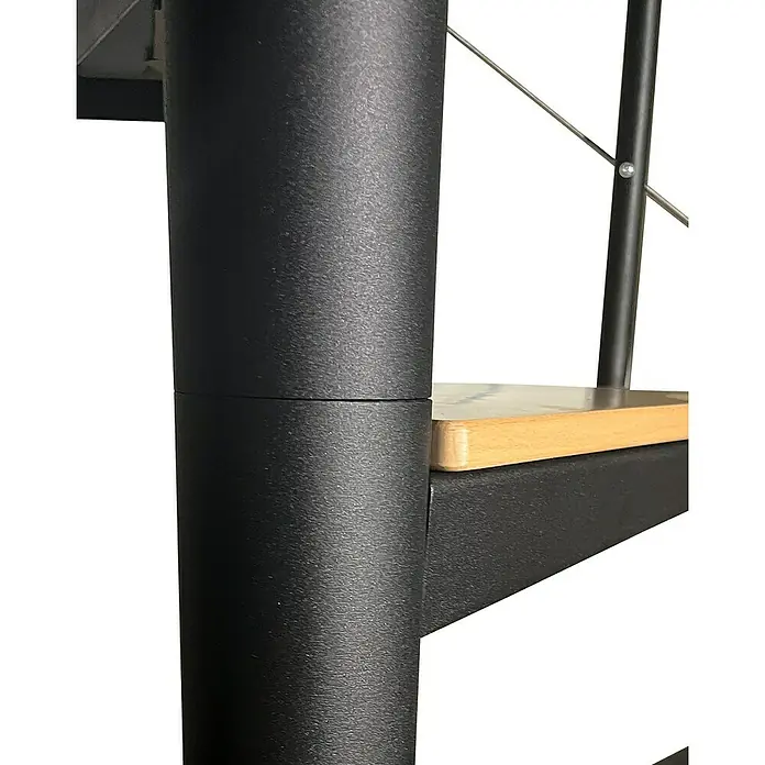 Atrium Spindeltreppe Solo Vertical - Farbton Metall: RAL 9005, Durchmesser: 120 cm, Stahl, Buche, Geschosshöhe: 264 cm - 286 cm - Detailaufnahme einer schwarzen Spindeltreppe mit Holzstufen. Die robuste Bauweise und das industrielle Design sind gut erkennbar.
