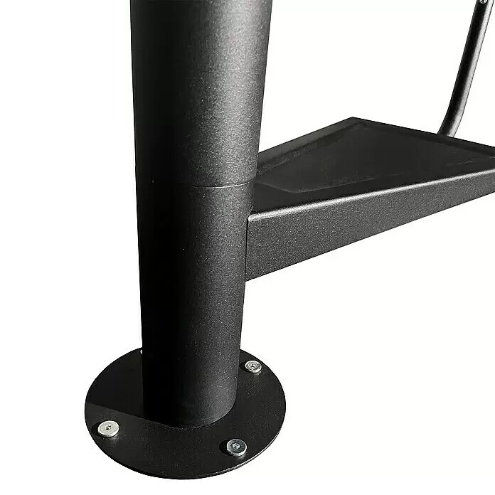 Atrium Spindeltreppe Solo Vertical - Farbton Metall: RAL 9005, Durchmesser: 120 cm, Stahl, Geschosshöhe: 264 cm - 286 cm - Schwarzer Metallpfosten mit texturierter Oberfläche, an runder Grundplatte verschraubt, mit angeschlossener schwarzer Metallablage.