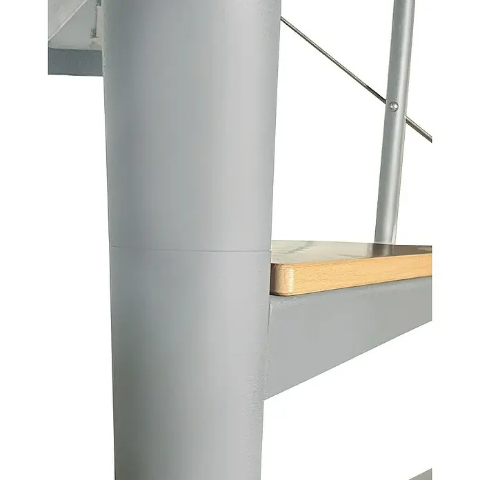 Atrium Spindeltreppe Solo Vertical - Farbton Metall: RAL 9006, Durchmesser: 120 cm, Stahl, Buche, Geschosshöhe: 264 cm - 286 cm - Detailaufnahme einer Wendeltreppe mit grauem Geländer und hölzerner Stufe. Das Bild zeigt die Verbindung von Stufe und Geländer.